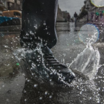 Що зробити, щоб взуття не промокало: прості способи захисту