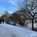 Дорога як каток: у громаді на Волині одразу два автомобілі злетіли у кювет. Фото