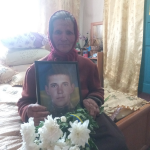 Йому назавжди 28: мамі загиблого снайпера з Волині передали його відзнаку