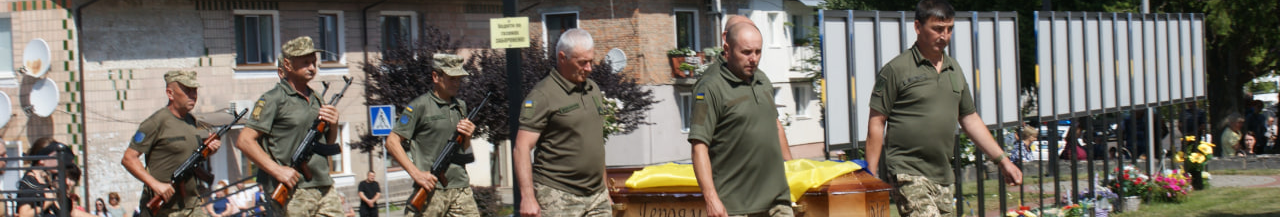 Рідні сподівалися, що в полоні, але дива не сталося: у Рожищі провели в останню путь воїна Миколу Катеринюка