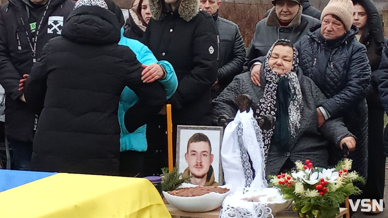 «Боронив країну у найгарячіших точках фронту»: на Волині в останню путь провели 25-річного Героя Віктора Сохацького