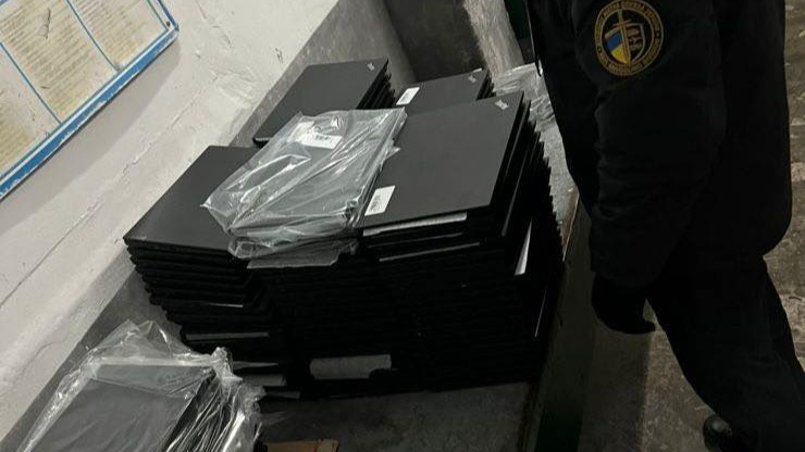 Волинянин намагався ввезти в Україну партію вживаних ноутбуків на 1 млн грн