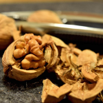 Як використати шкаралупу волоських горіхів для квітів: поради досвідчених квітникарів