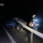 Дивом ніхто не постраждав: у селищі на Волині легковик зіткнувся з відбійником