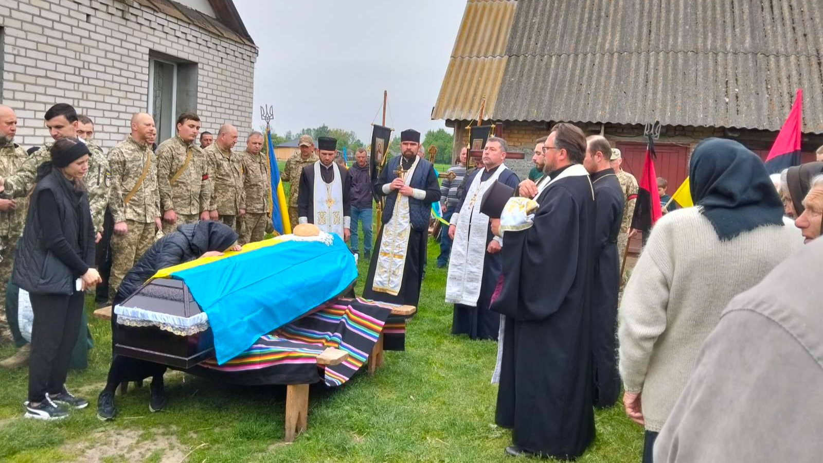 Жорстока війна залишила батьків без сина: у Луцькому районі провели в останню путь 26-річного Героя Романа Климчука