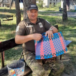 «На базар їхати не потрібно — усе розкуповують у селі»: після важкої недуги волинянин знайшов розраду у плетінні кошиків