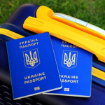 Виїзд чоловіків за кордон від 1 червня: що зміниться для українців та які документи потрібні