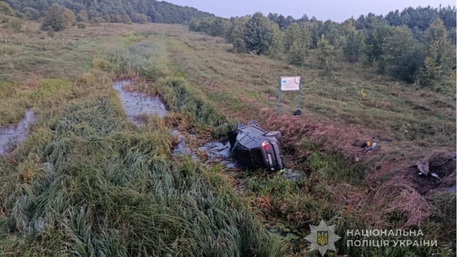 ДТП на Волині: BMW з’їхав у кювет і перекинувся, травмувалися троє людей