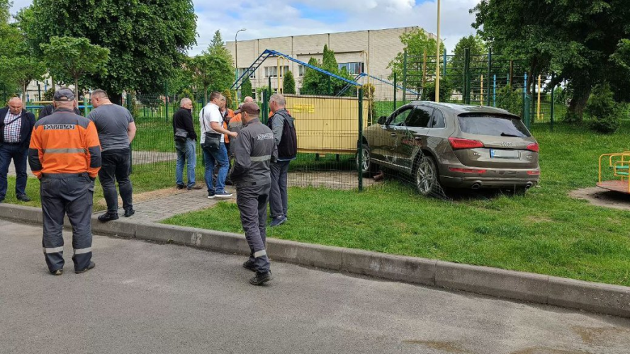 У Луцьку легковий автомобіль влетів у газопровід. Оновлено