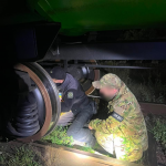 Сигарети у колісних парах: на Волині прикордонники викрили незвичайну схованку у вантажному потязі