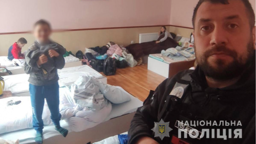 Поліцейські офіцери підтримують переселенців, які приїхали на Волинь