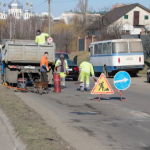 У Луцьку після танення снігу з’явилися десятки вибоїн: де ремонтуватимуть дороги