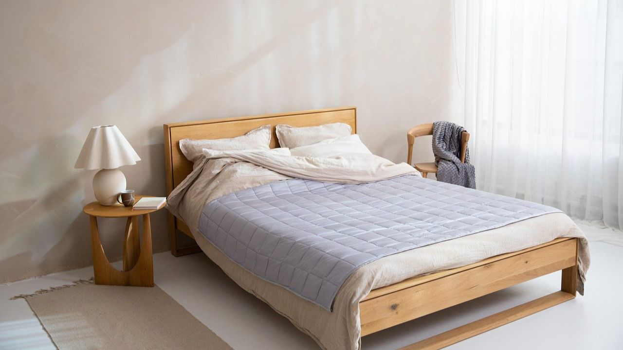 Це не маячня і не забобони: які предмети категорично не можна тримати біля ліжка