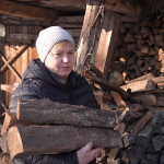 «Якщо є дрова, не страшні ні холод, ні голод»: як у селі на Волині люди прилаштувалися до відключень світла