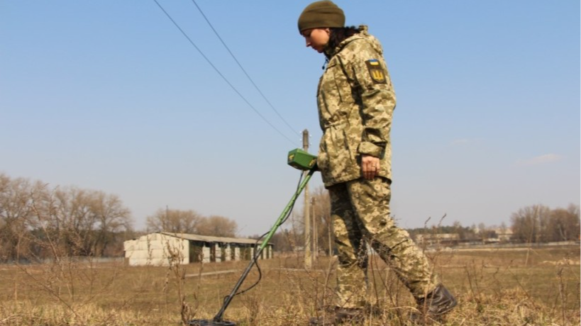 Жінок в Україні планують залучати до розмінування