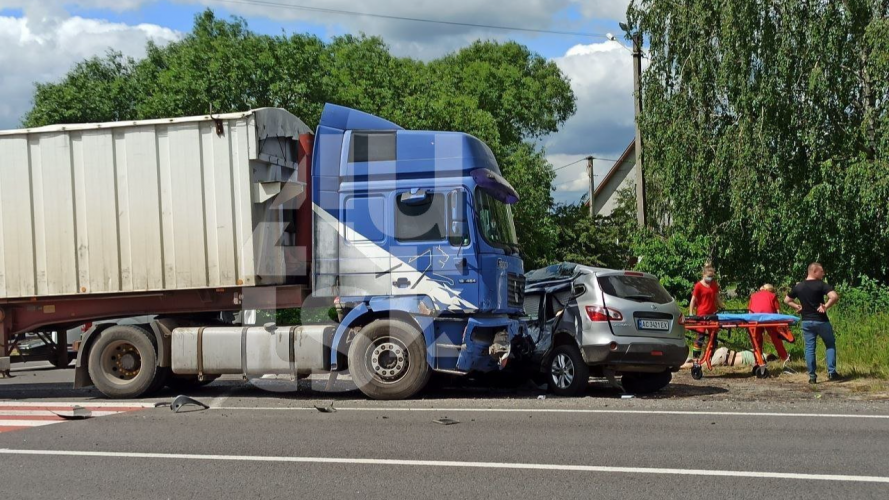 Смертельна ДТП поблизу Луцька: легковик зіткнувся з вантажівкою