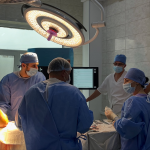 На Волині медики врятували чоловіка з тяжкою травмою ліктів після падіння з висоти