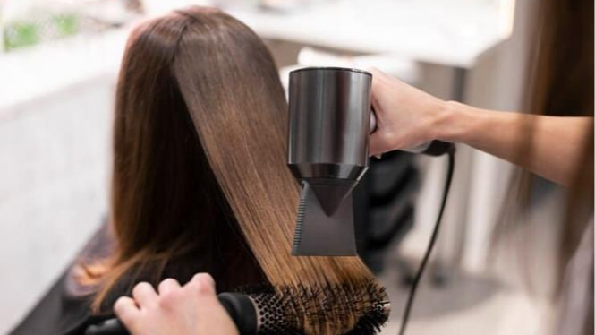 Коли стригти і фарбувати волосся: місячний календар на другу половину грудня 2025 року