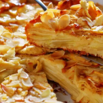 Шарлотка без духовки: смачний яблучний десерт на сковорідці