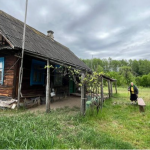 Історія довгожительки, яка сама живе на хуторі: 91-річна волинянка садить город і носить воду з криниці