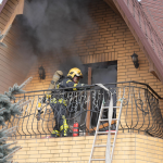 У селі біля Луцька сталася пожежа через свічку: постраждала жінка - у реанімації