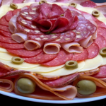 Всі шукають цей рецепт: як використати підсохлу м'ясну нарізку після свят