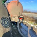 На Волині впіймали на гарячому спритника, який зливав нечистоти у водойму