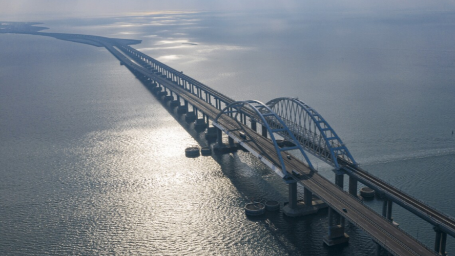 На Кримському мосту після «бавовни» утворився величезний затор. Фото
