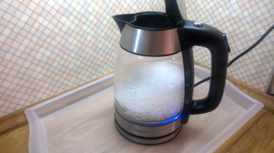 Прибрати накип у чайнику можна швидко і надовго: усі народні засоби, які дійсно працюють