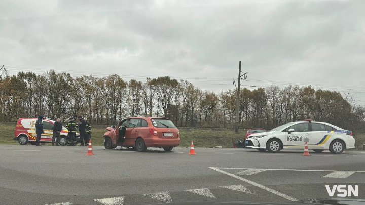 Біля Луцька не розминулися дві автівки – одна злетіла у кювет