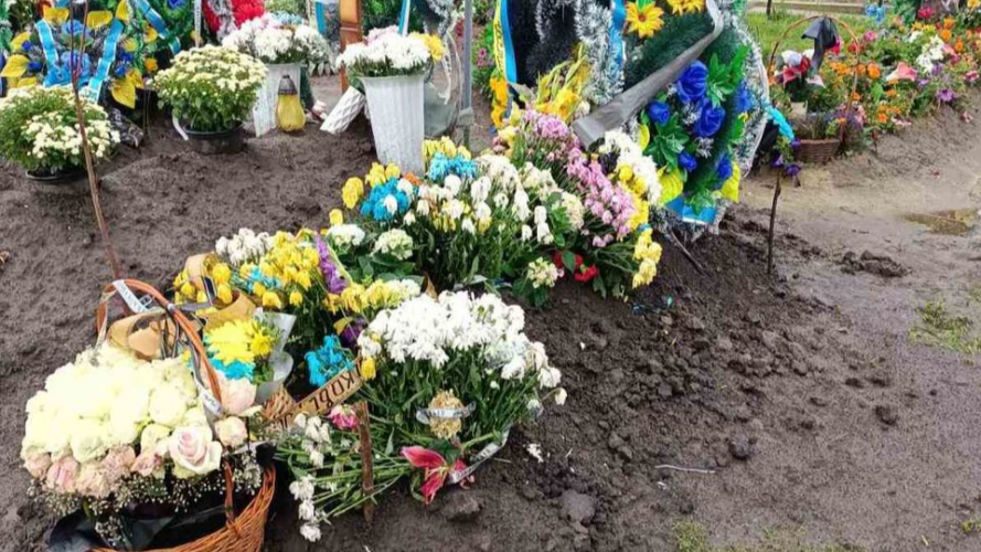 На Рівненщині з могили полеглого Героя невідомі поцупили квіти