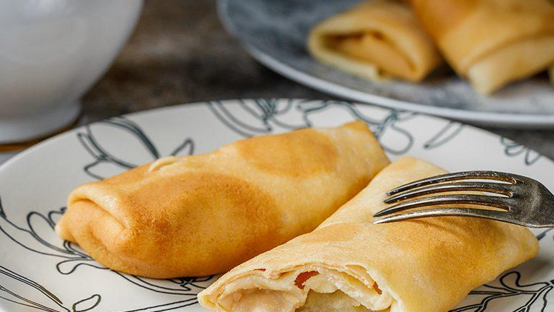 Налисники з яблуками — ніжний десерт, який закохує з першого шматочка