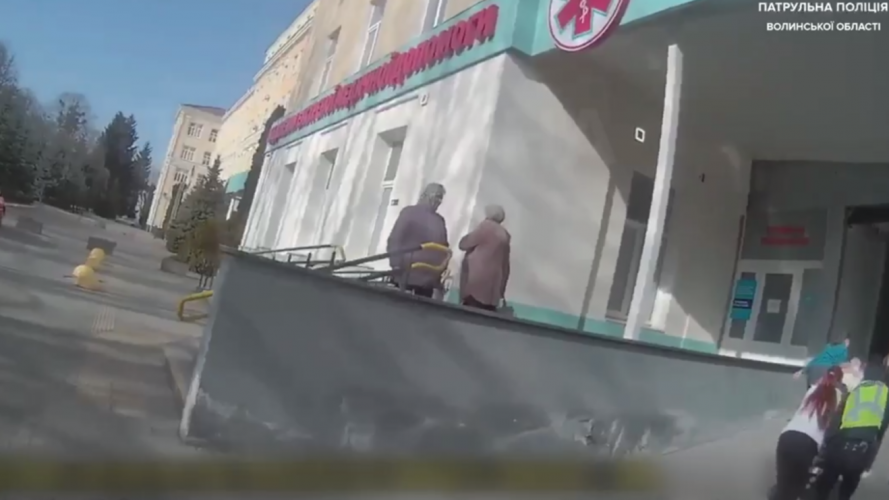 «У дружини, мабуть, інсульт, поспішаємо до лікарні»: зворушлива історія порятунку на волинській трасі