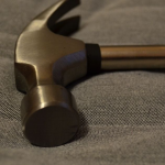 Розбірки з молотком у черзі: на Волині на 5-му мікрорайоні стався напад у магазині