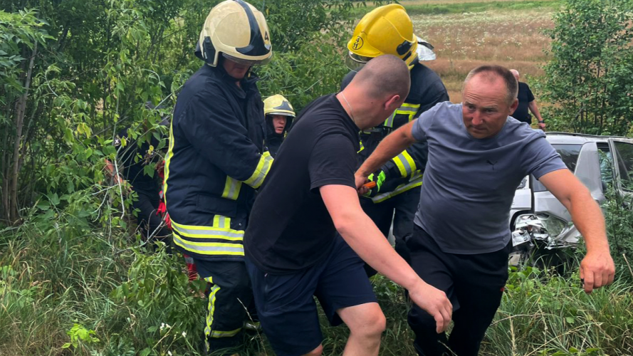 Водія та пасажира заблокувало в автівці: на Волині сталась ДТП