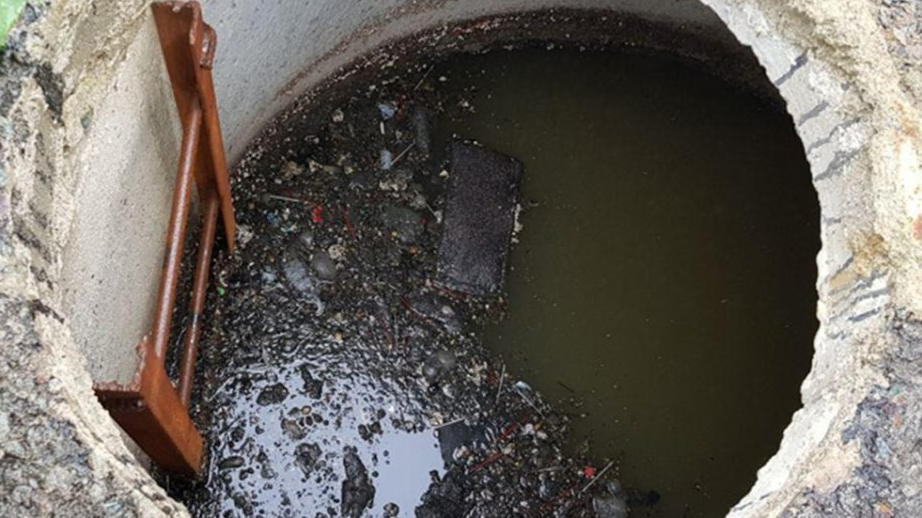 На Волині поки мама збирала яблука, 5-річний хлопчик впав у каналізаційну яму