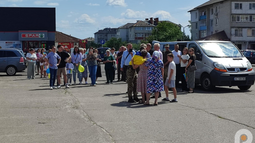 «Слава нашому Герою»: на Волині зустріли звільненого з полону воїна
