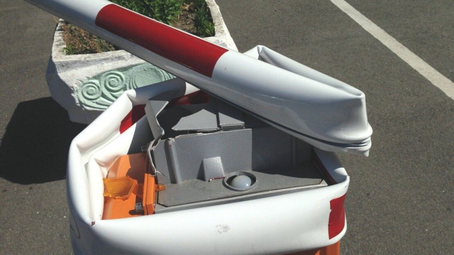 Як суд покарав неповнолітнього, який зламав шлагбаум у центрі Луцька