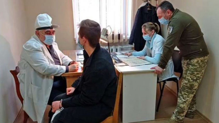 Чи потрібно проходити ВЛК чоловікам із бронню або відстрочкою: пояснення Міноборони