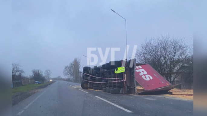 На Волині перекинулася вантажівка з зерном