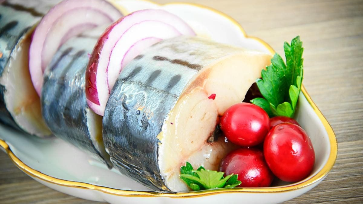 Скумбрія, як у дорогому ресторані: рецепт перевіреного маринаду за копійки