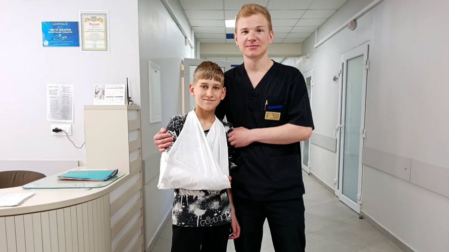 Без швів та довгих шрамів: травматологи Володимирського ТМО зафіксували складний перелом через два маленькі проколи 