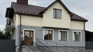 У центрі Горохова продається стоматологічна клініка з житловим будинком