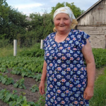 «Не можу сидіти без діла»: у 76 років волинянка сама косить траву, вирощує розсаду й ходить до лісу