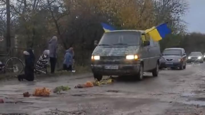 Загинув унаслідок ворожого обстрілу: у Луцький район «на щиті» востаннє повернувся молодий Герой Іван Гнатюк. Фото