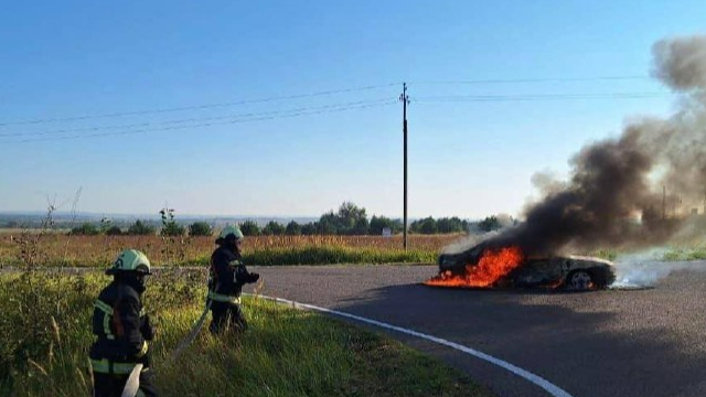 На Волині автомобіль загорівся посеред дороги