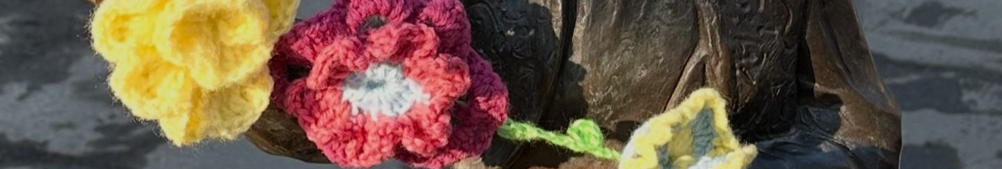 У Луцьку волонтерки замінили зимові шапки кликунів на в’язані квіти