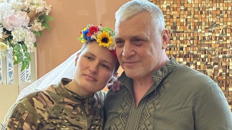 Познайомилися на війні: на Волині командир розвідників одружився з бойовою медикинею