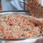 Як зварити ідеальний розсипчастий рис на плиті у каструлі: трюк із рушником під кришкою