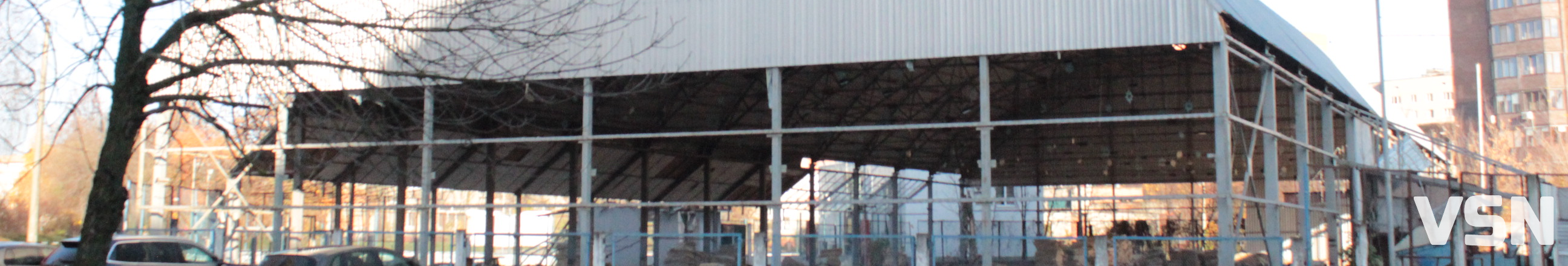 Сніжинка залишилась, арени вже нема: у Луцьку демонтовують «Снігову королеву»